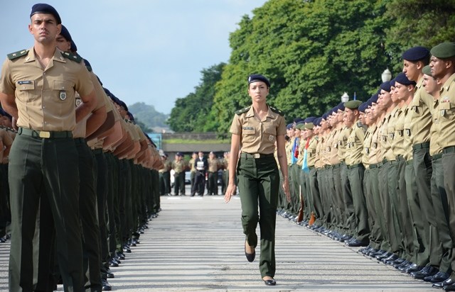 Como as mulheres podem ingressar na carreira militar